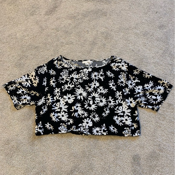 Black and White Floral Boxy Crop Top - Picture 2 of 5